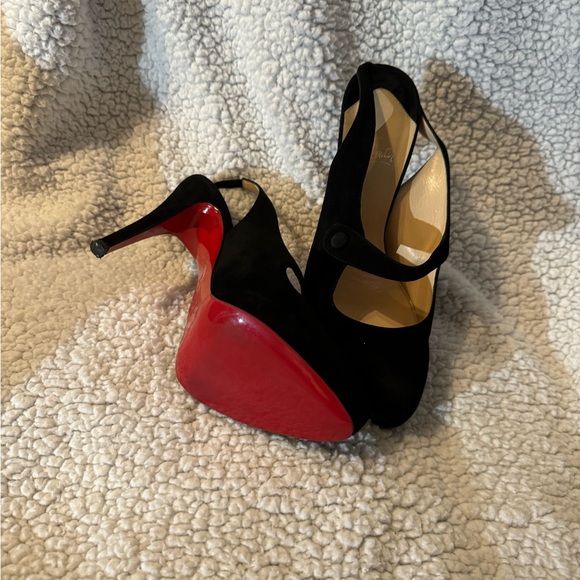 Beautiful Stacked Christian Louboutin - Picture 5 of 9